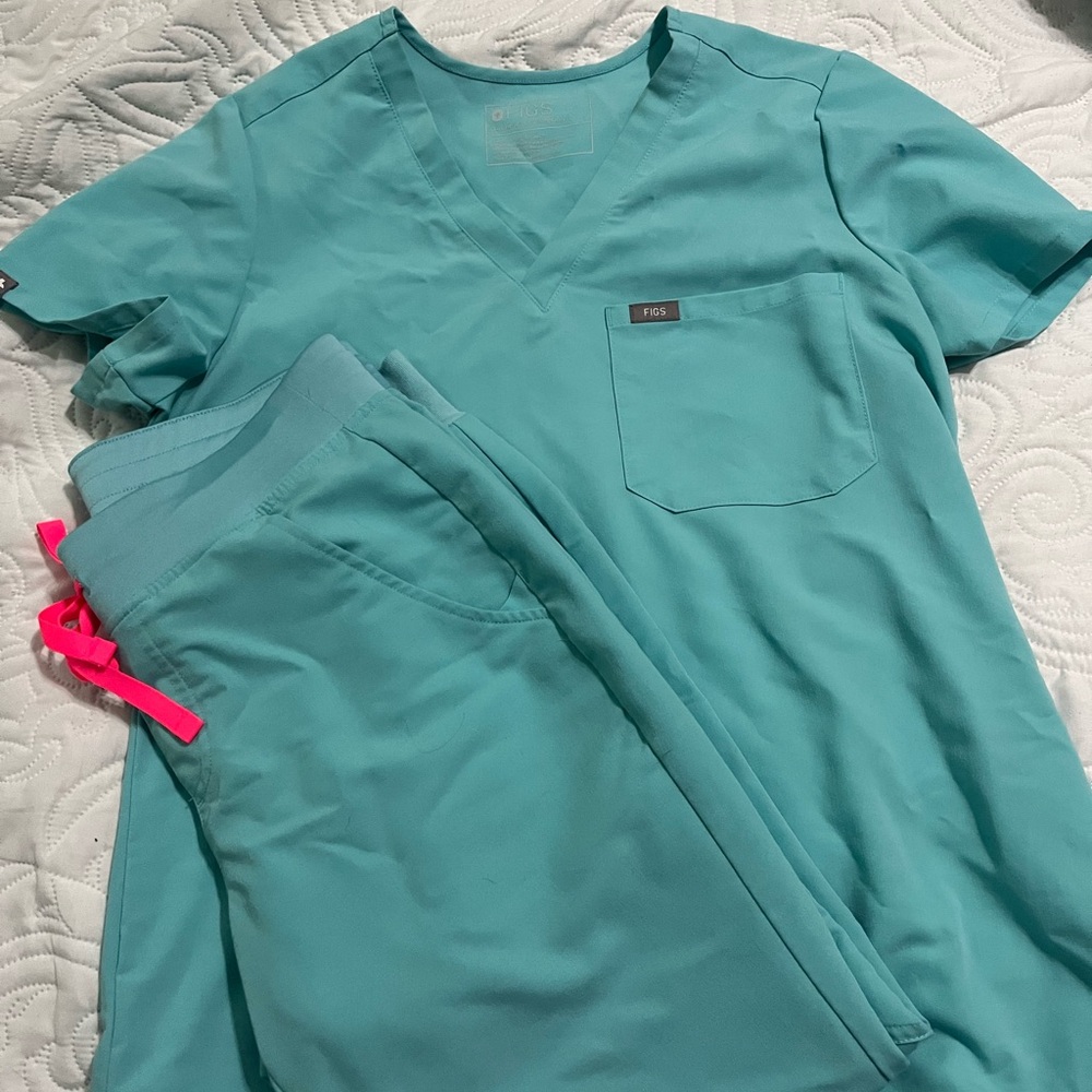 Figs Aqua Scrub Top